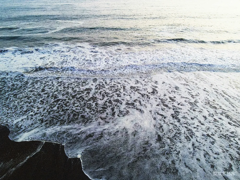 高清摄影 壁纸 白天海浪拍打海岸的景象