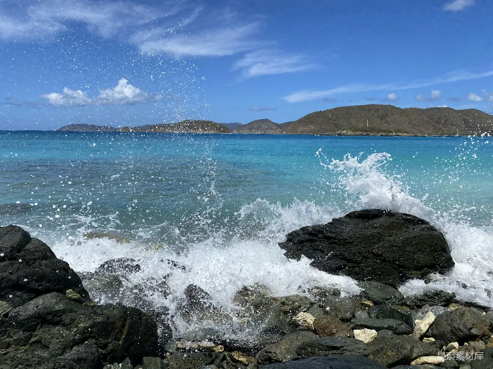 高清摄影  日间海浪拍打岩石的场景
