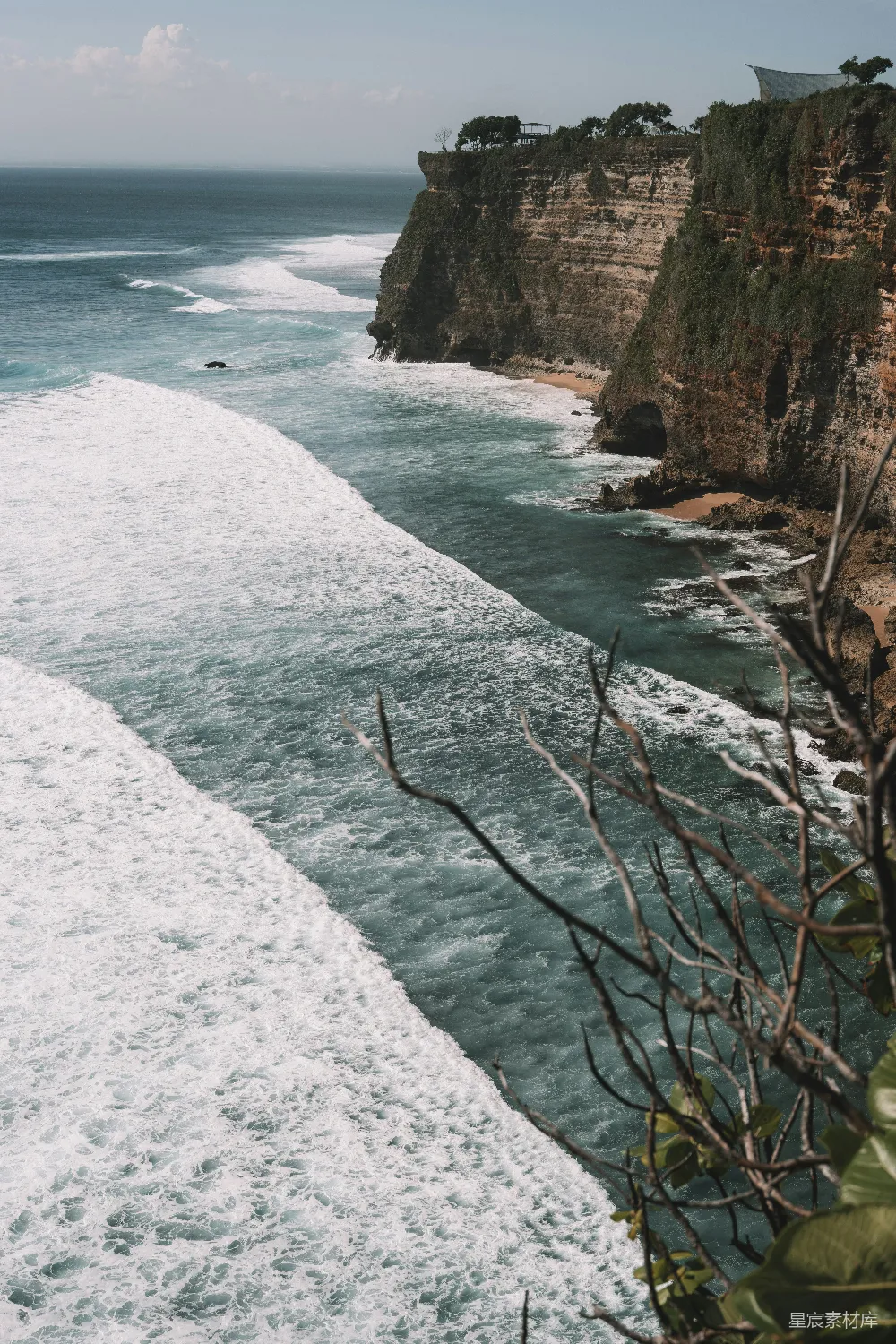 高清摄影 自然 旅行 壁纸 海浪拍打着悬崖。