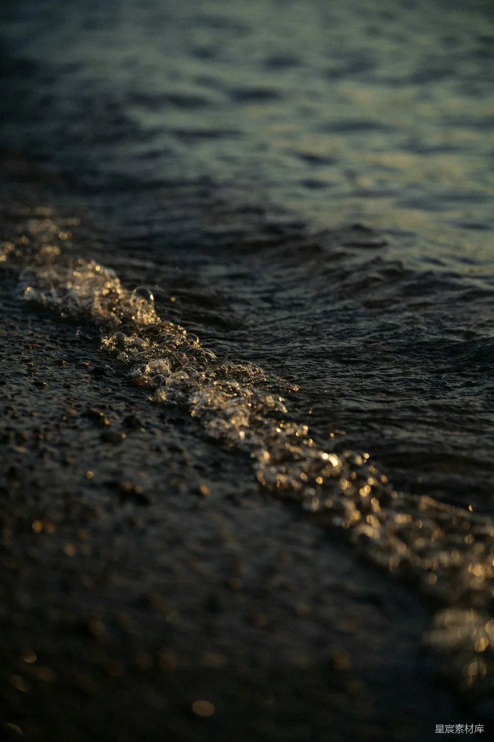 高清摄影  夕阳的微光在黑暗的海岸上闪烁
