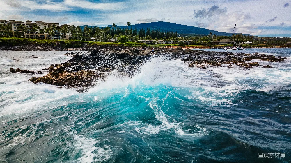 高清摄影  白天海浪拍打海岸