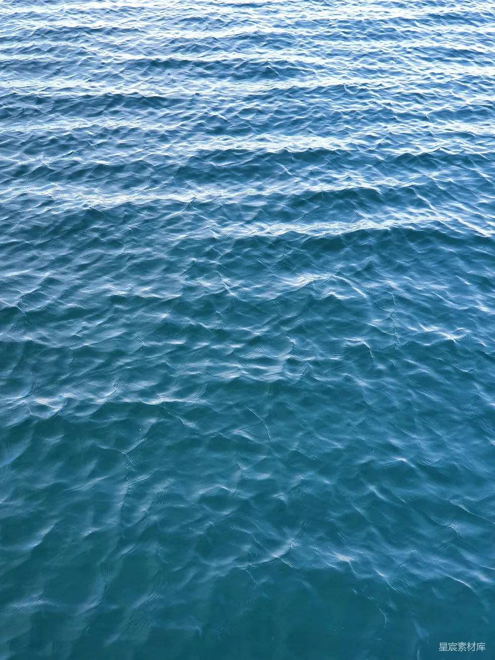 高清摄影  一片有涟漪的水域