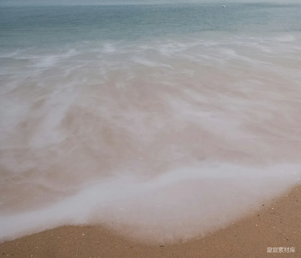 高清摄影  温柔的海浪拍打着沙滩岸边。