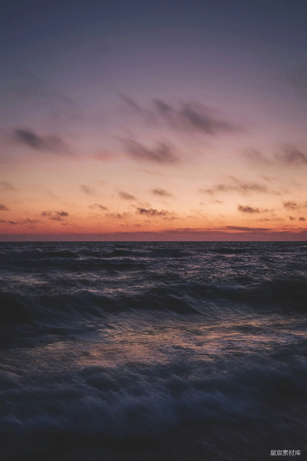 高清摄影  在多云的天空下，夕阳下的海浪
