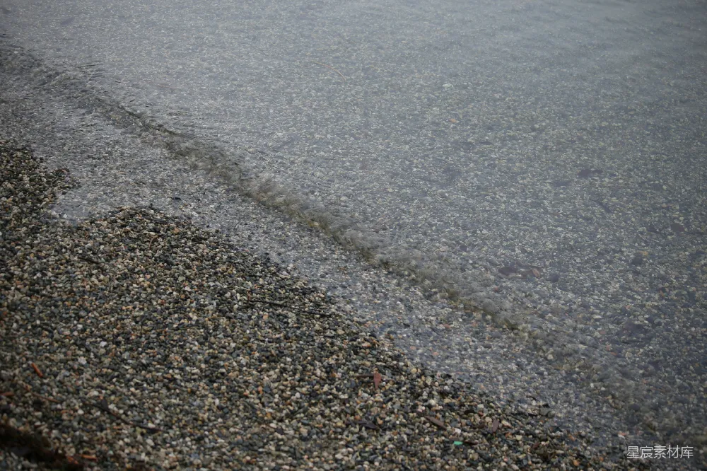 高清摄影  小浪花拍打着砾石海岸
