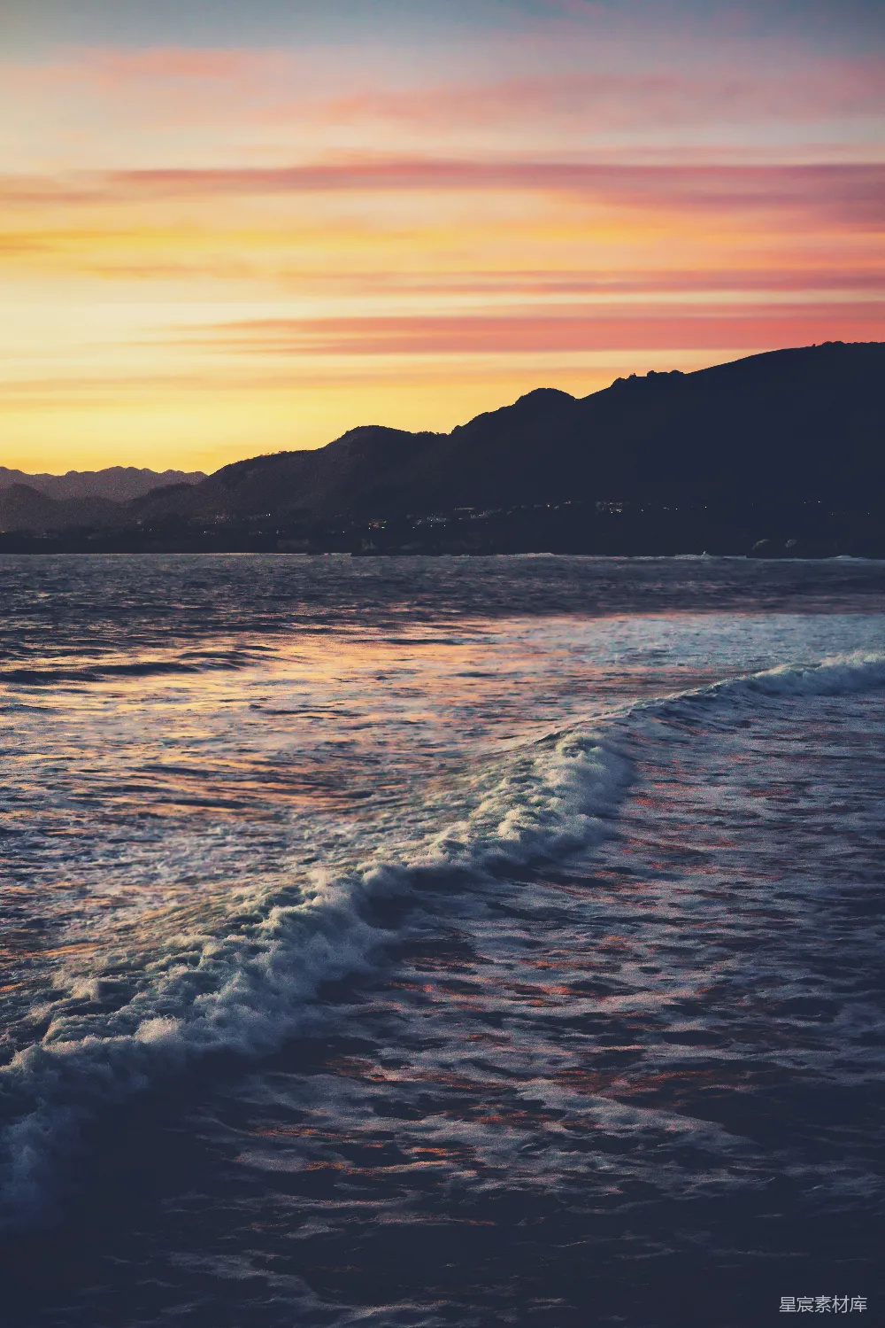 高清摄影  海浪在日落时拍打着海岸。