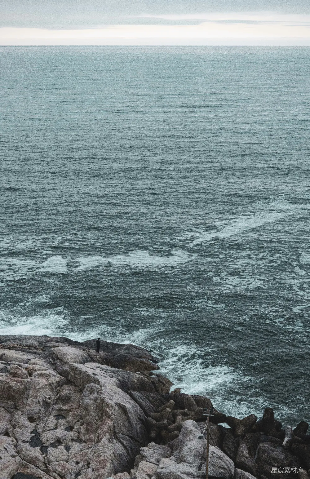 高清摄影  岩石海滩，海浪拍打着岸边