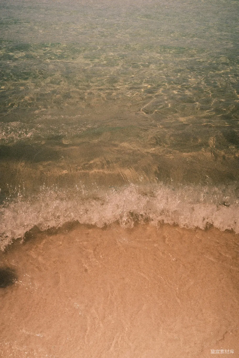 高清摄影  海浪轻轻地拍打着沙滩。