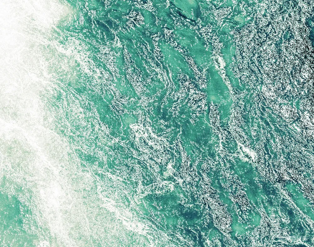 高清摄影  碧蓝的海水泛起白色的泡沫浪花。