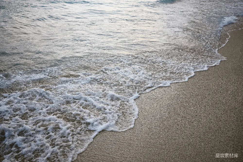 高清摄影  海浪轻轻地拍打着沙滩。