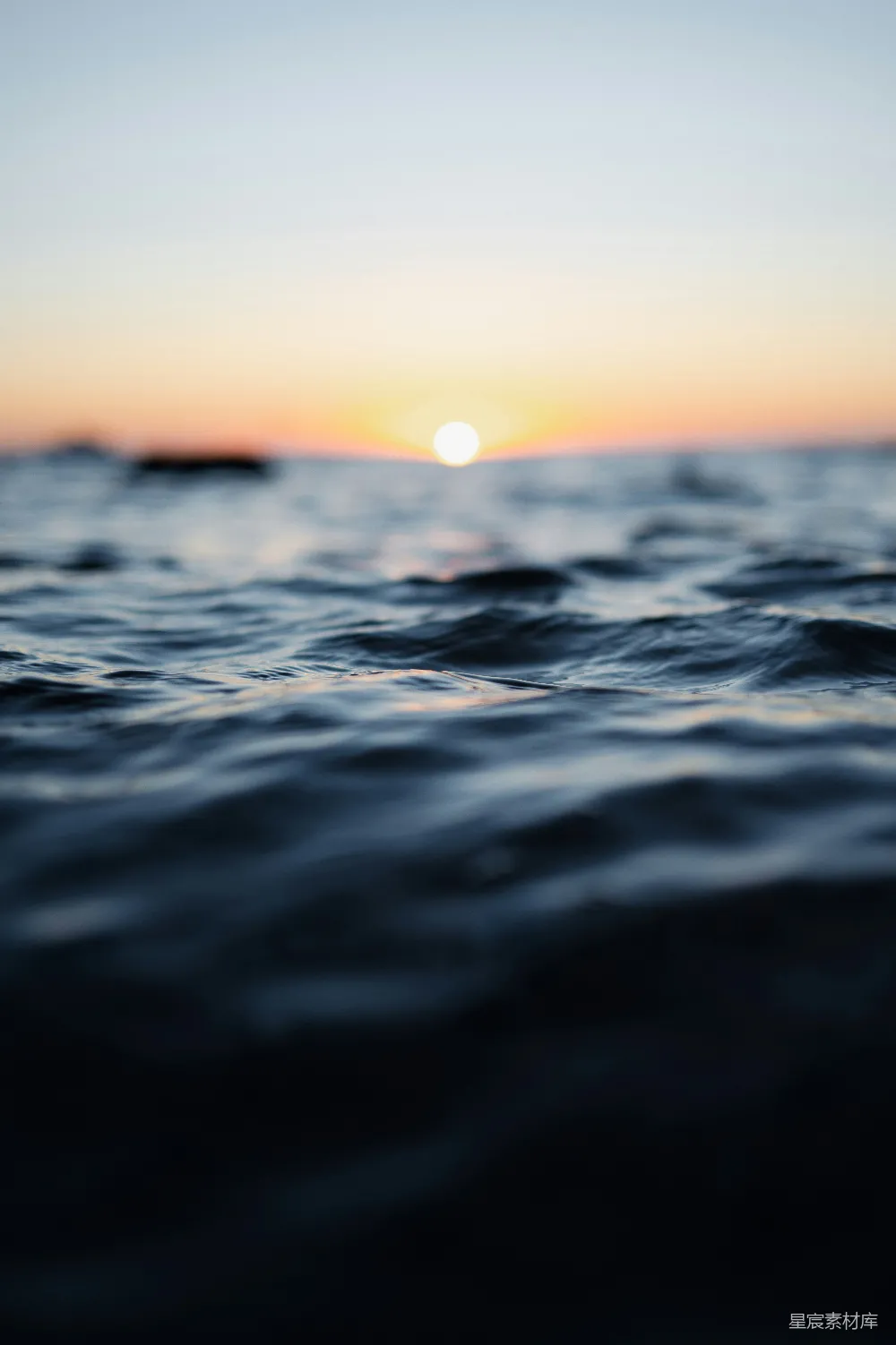 高清摄影  太阳正在海面上落下。