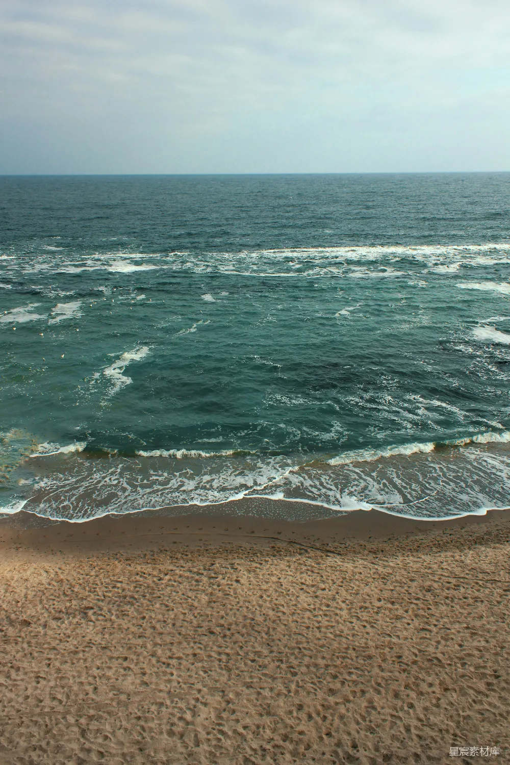 高清摄影 自然 海浪在白天拍打着海岸。
