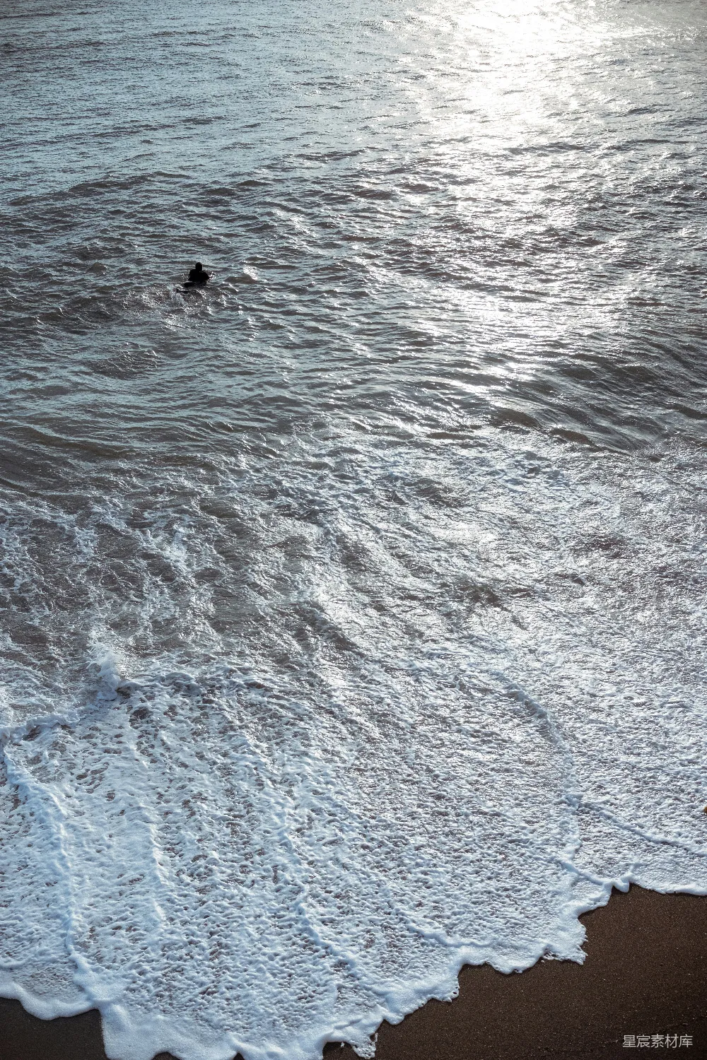高清摄影  在海浪中孤独冲浪的冲浪者
