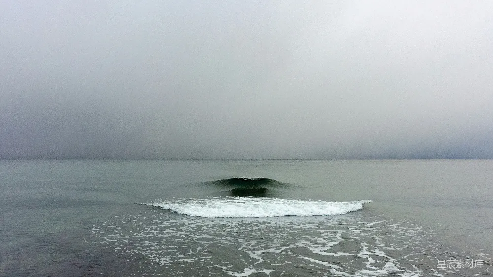 高清摄影 自然 一片大水域，波浪即将到来。