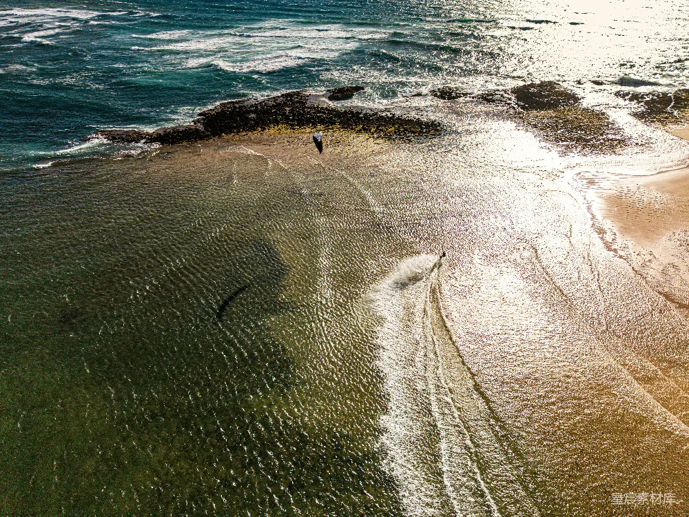 高清摄影  风筝冲浪者在岩石岸边附近冲浪