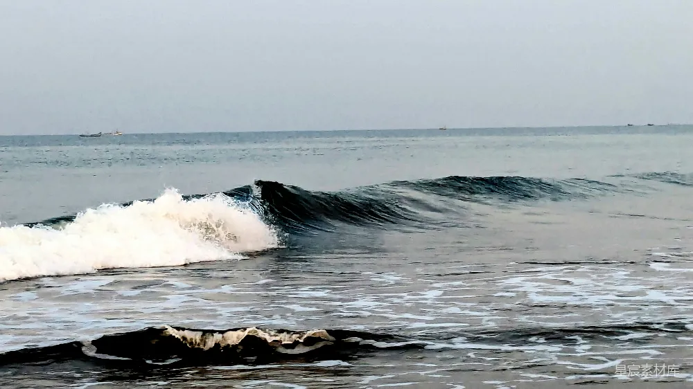 高清摄影 自然 壁纸 巨浪拍打着海洋的海岸。