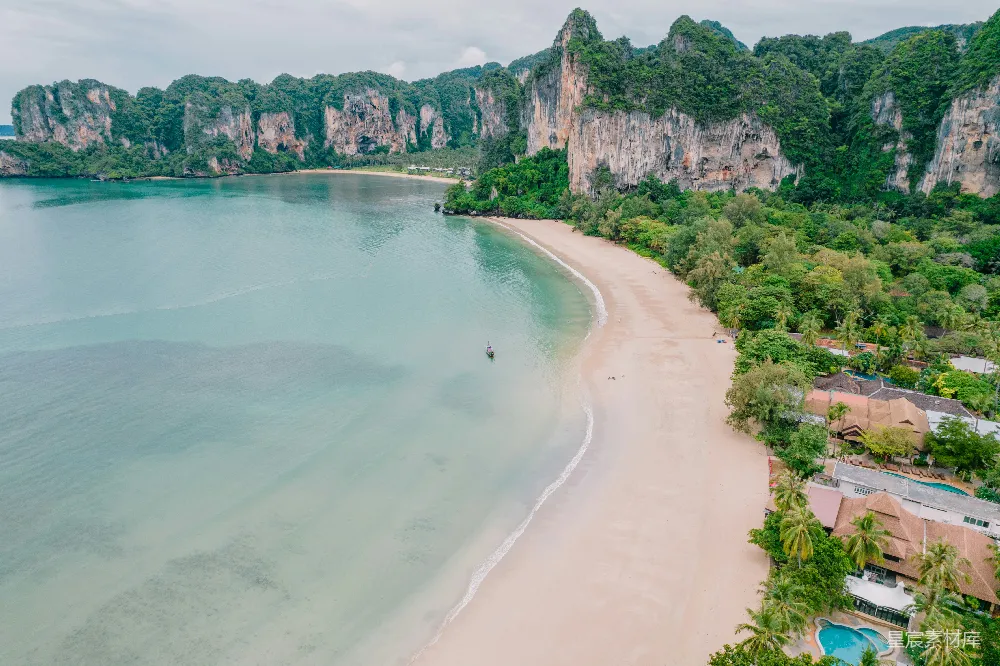 高清摄影  海滩上空的景象，可以看到水中有船。