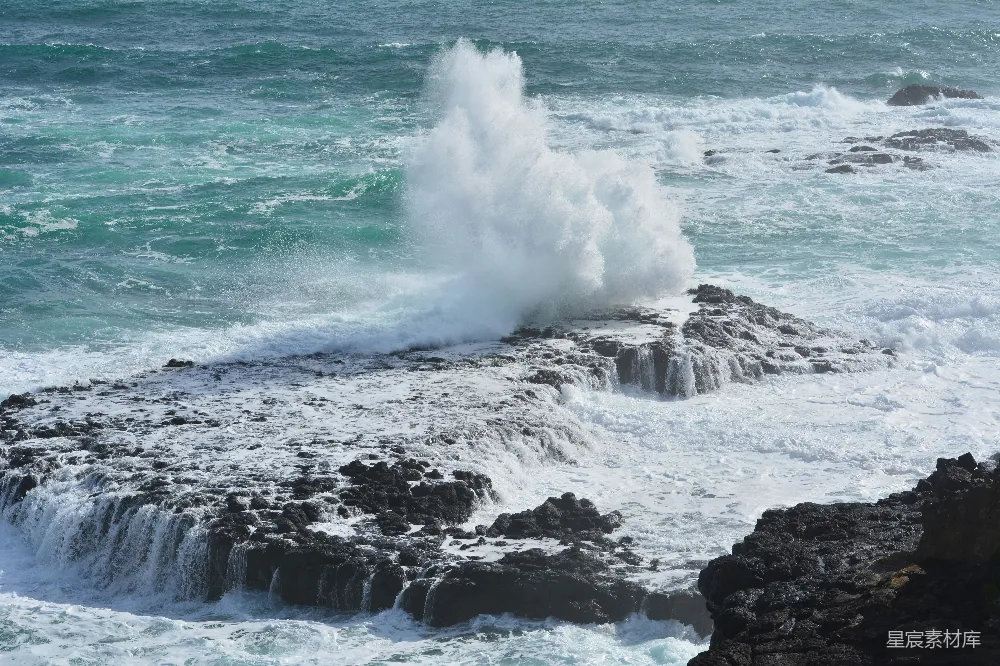 高清摄影  白天，海浪拍打着岩石海岸。
