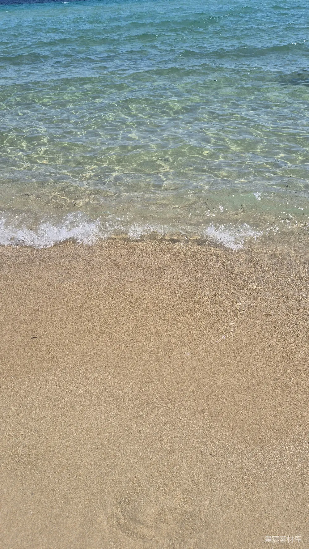 高清摄影  清澈的海水拍打着沙滩。