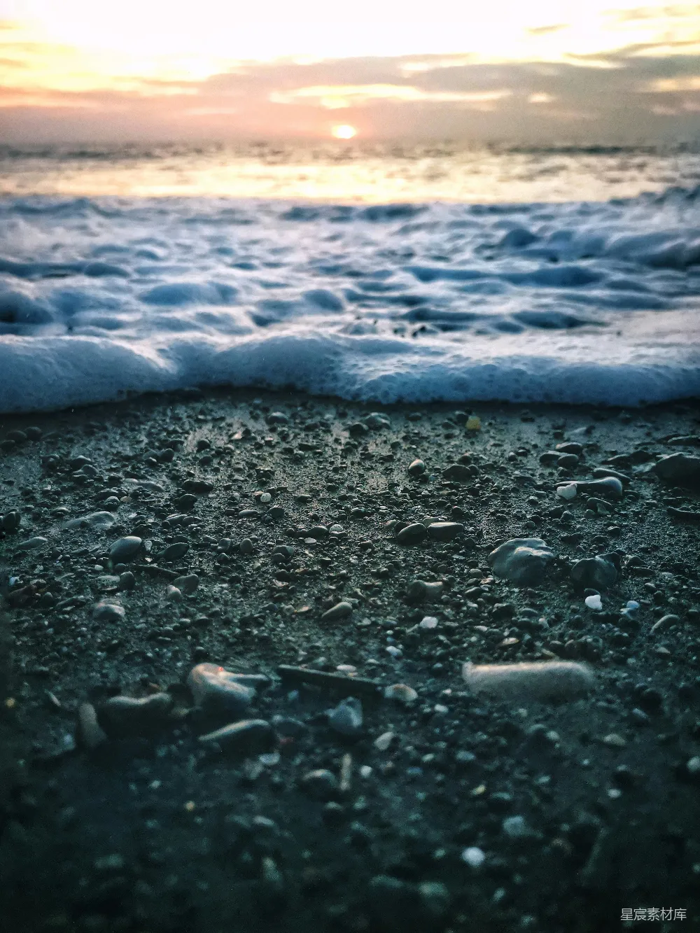 高清摄影 壁纸 自然 夕阳西下时，灰沙上的水波