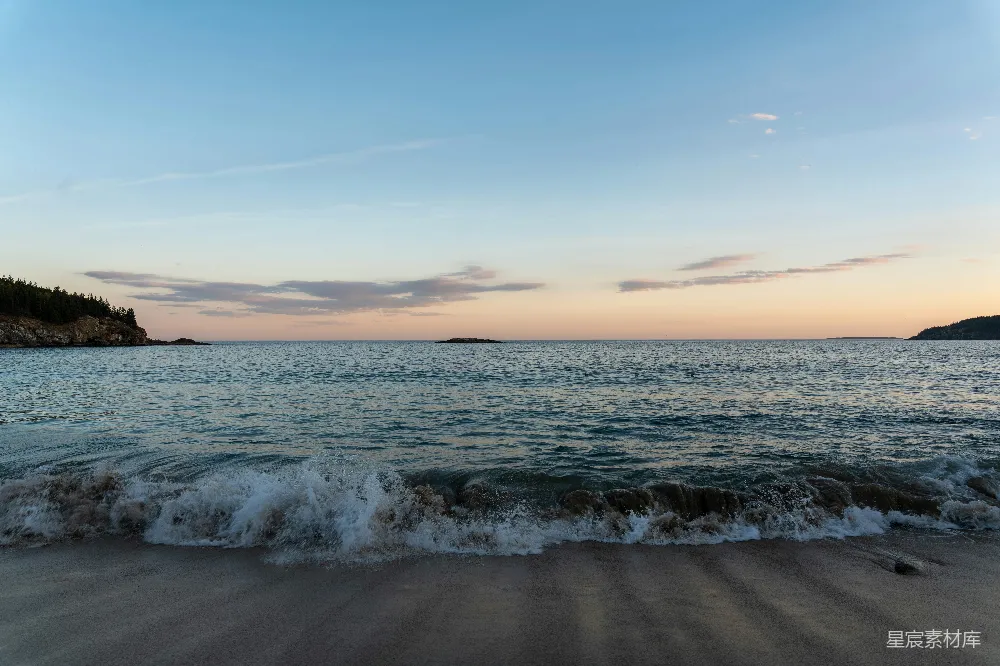 高清摄影  夕阳西下，海浪轻轻地拍打着沙滩。