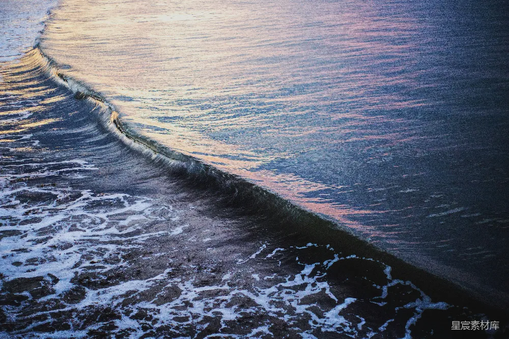 高清摄影  白天，海浪拍打着海岸。