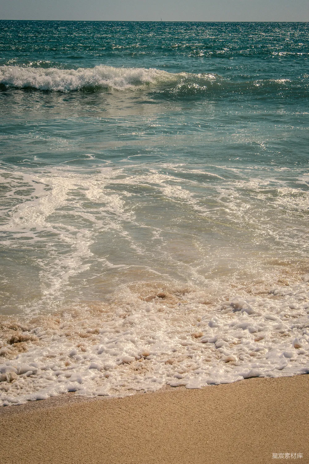高清摄影  海浪轻轻拍打着沙滩。