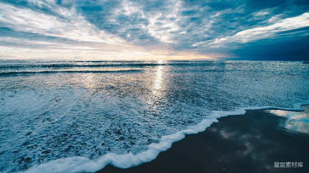 高清摄影  夕阳正洒在海面上。