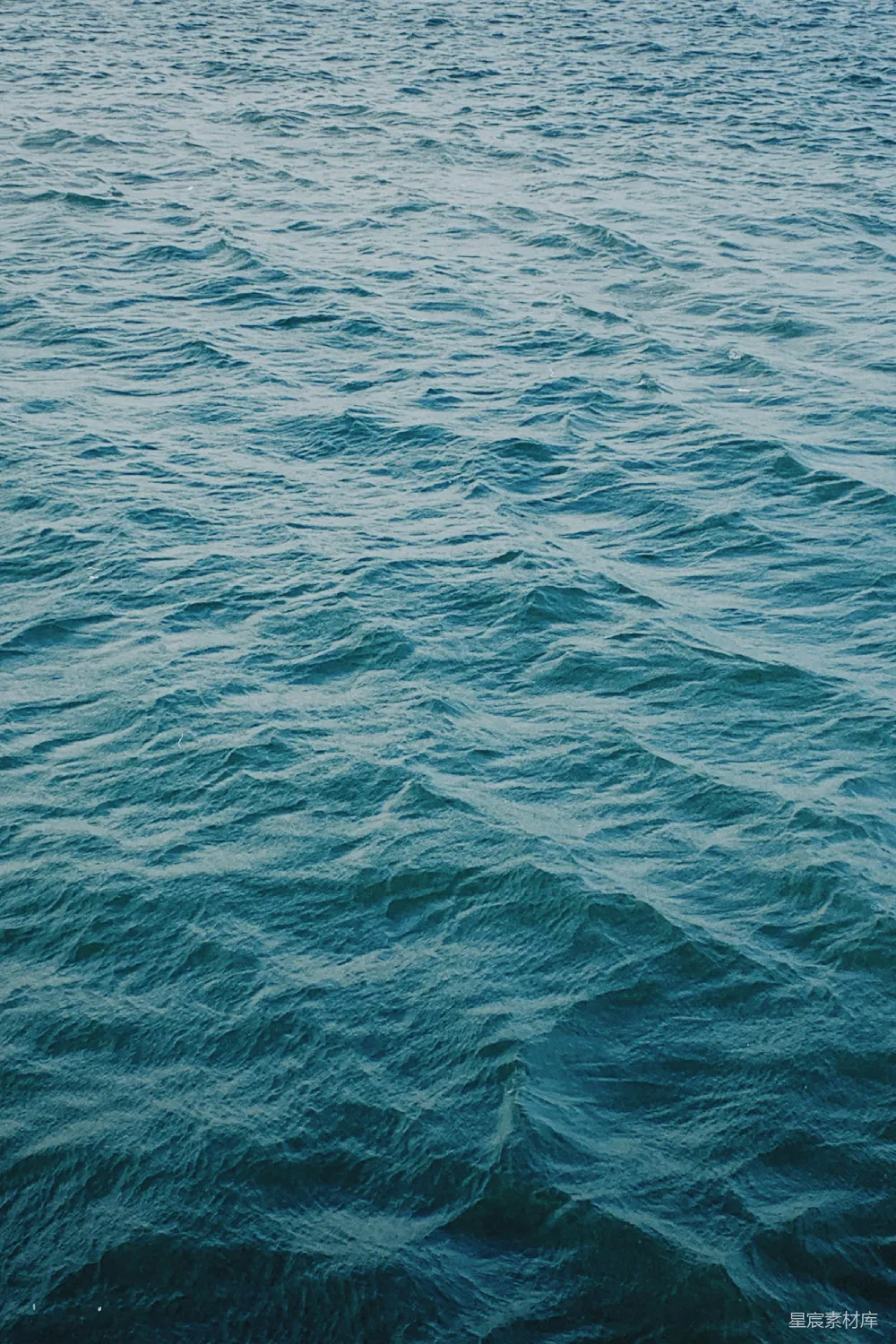 高清摄影 自然 一片大水域，远处有一艘船。