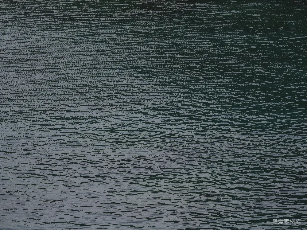 高清摄影  波光粼粼、漆黑的水面填满了画面。