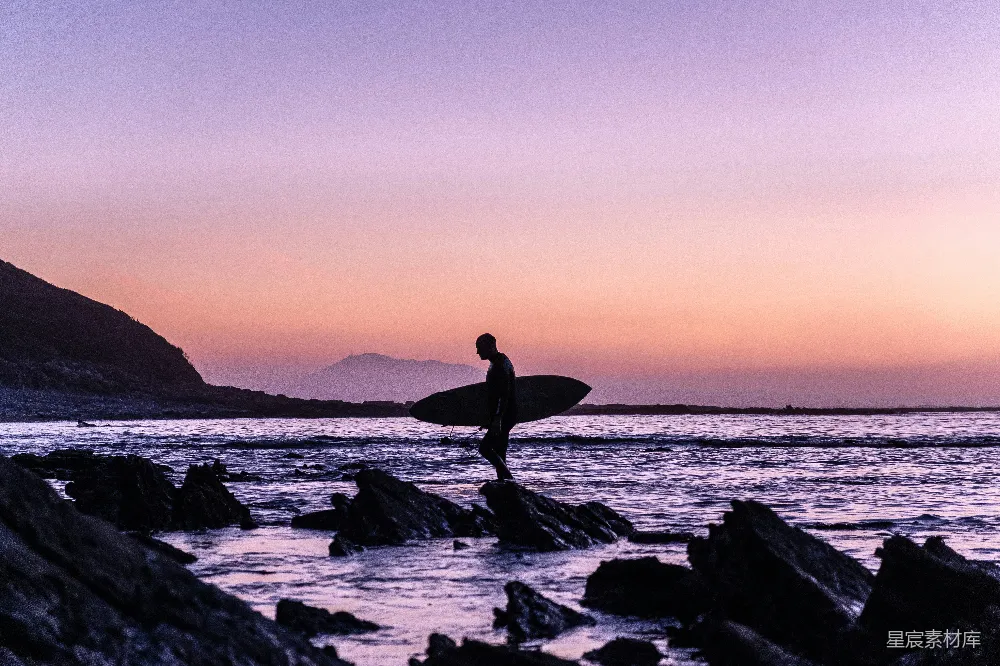 高清摄影 自然 手拿冲浪板的人