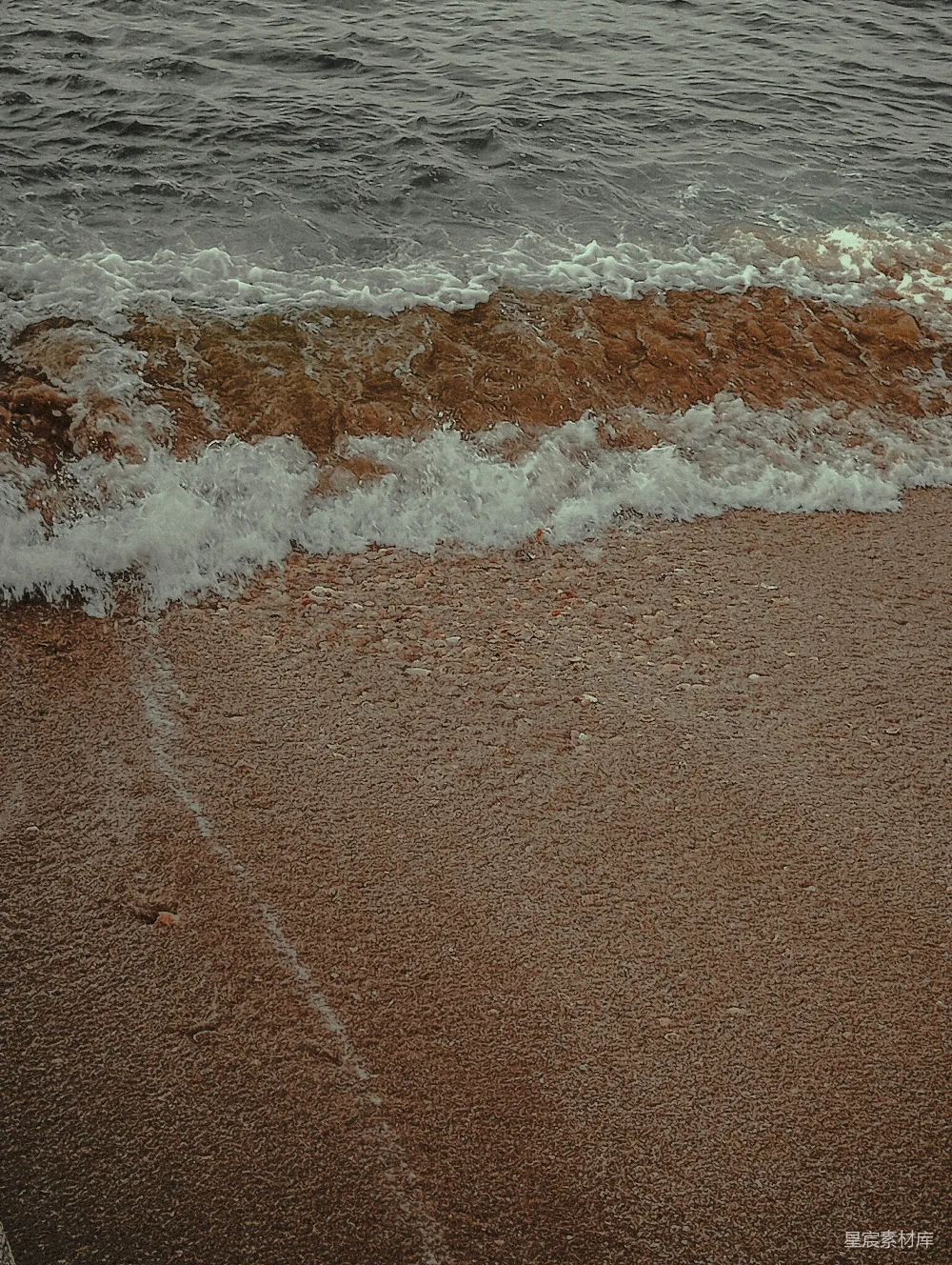 高清摄影  海浪轻轻地拍打着沙滩。