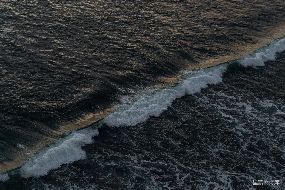 高清摄影 自然 壁纸 从空中俯瞰的海洋景象，波浪翻涌。