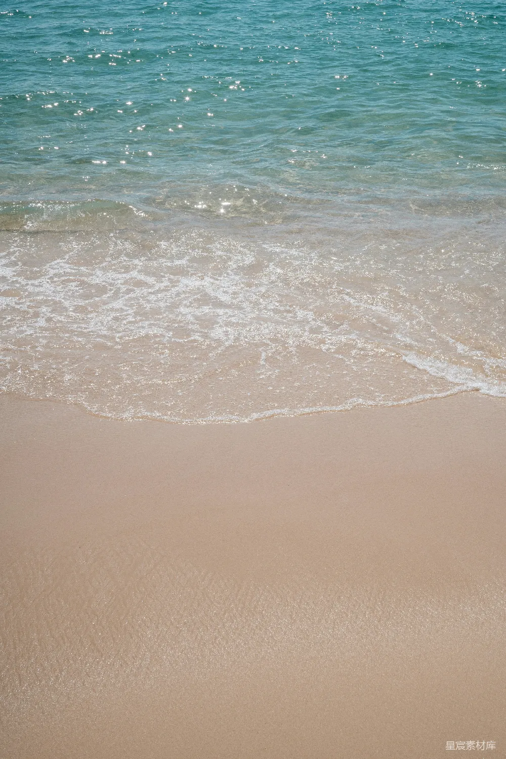 高清摄影  清澈的蓝海海水轻轻地拍打着沙滩。