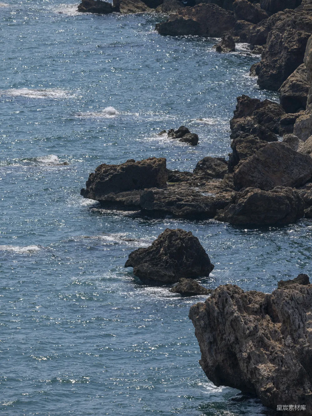 高清摄影  海浪拍打着岩石悬崖。