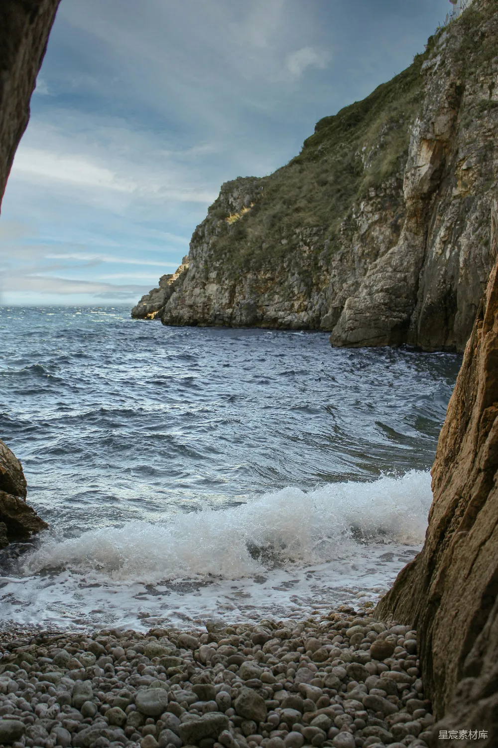 高清摄影 壁纸 自然 旅行 电影 一个岩石海滩，背景中有一大块岩石地貌。