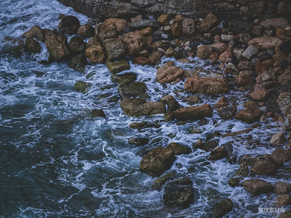 高清摄影  海浪拍打着岩石海岸线。