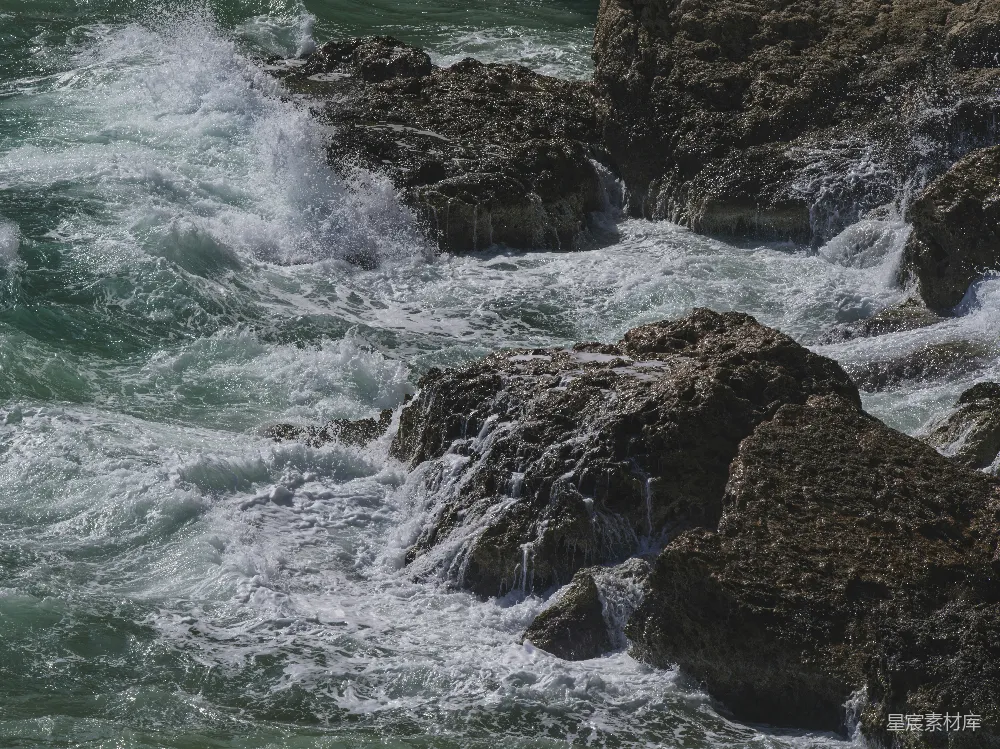 高清摄影  海浪拍打着海中的尖锐岩石。