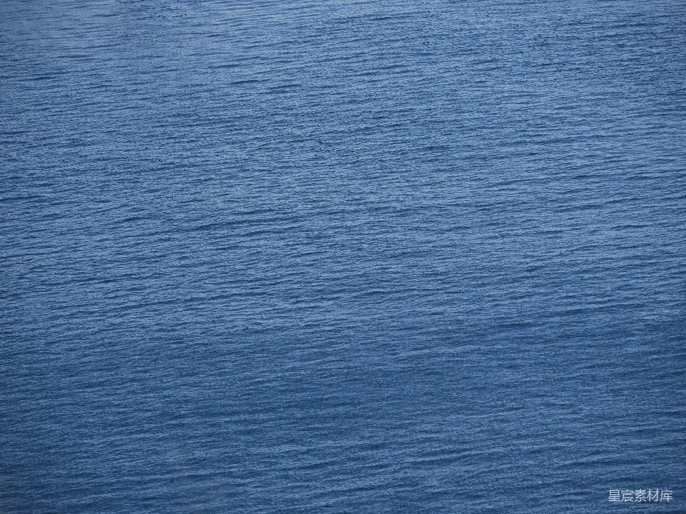 高清摄影  一艘船漂浮在一大片水域上