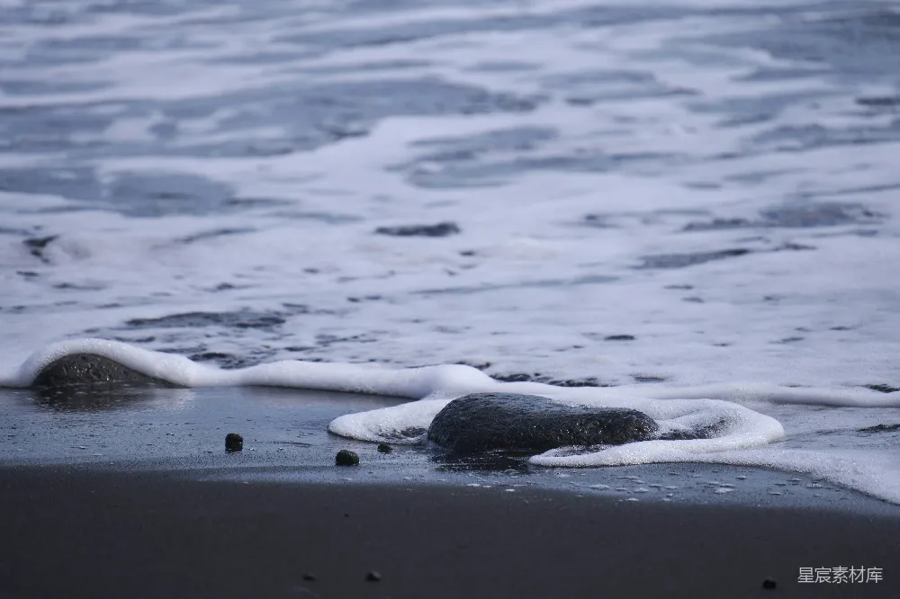 高清摄影 自然 壁纸 黑夜海滩上的海浪拍打着岩石