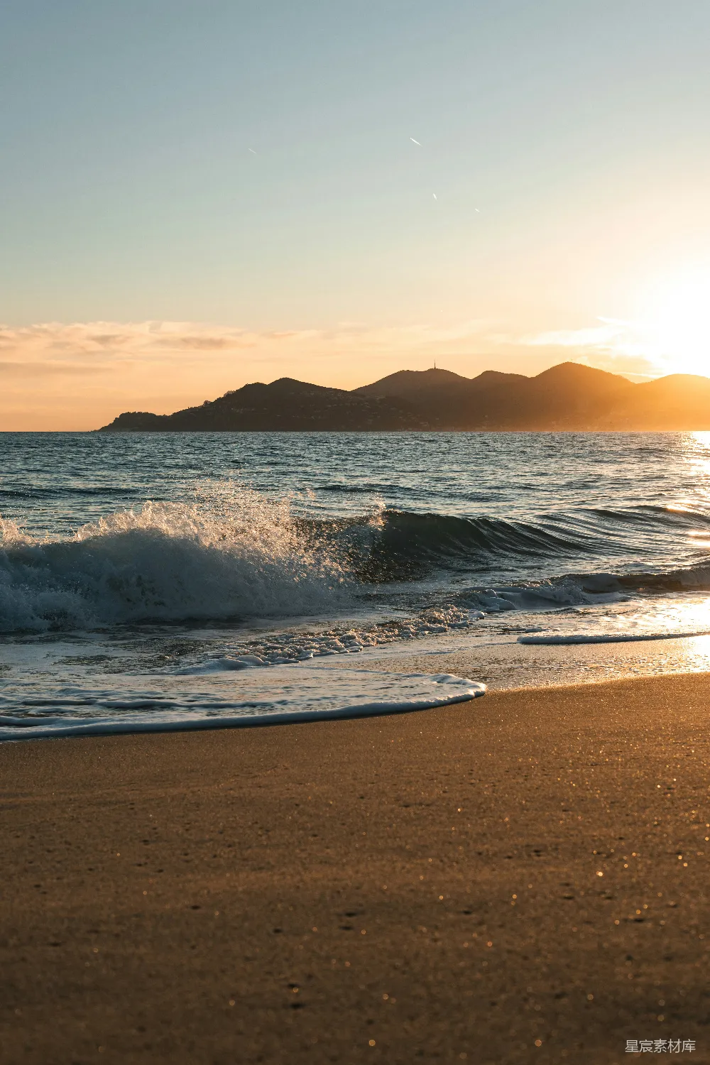 高清摄影 壁纸 夕阳下，轻柔的海浪拍打着沙滩。