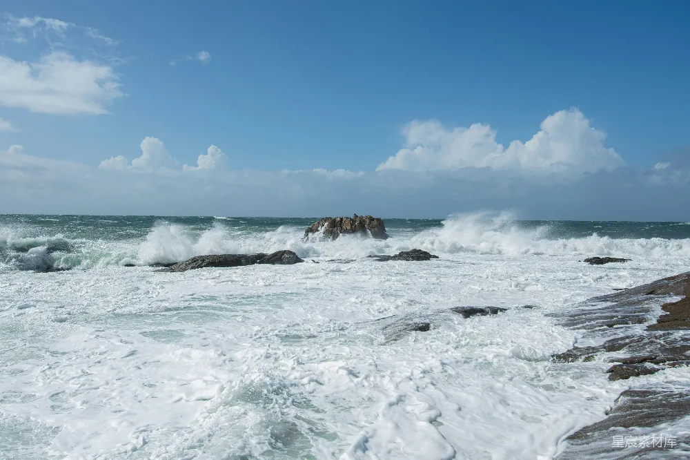 高清摄影  海浪拍打着岩石海岸。