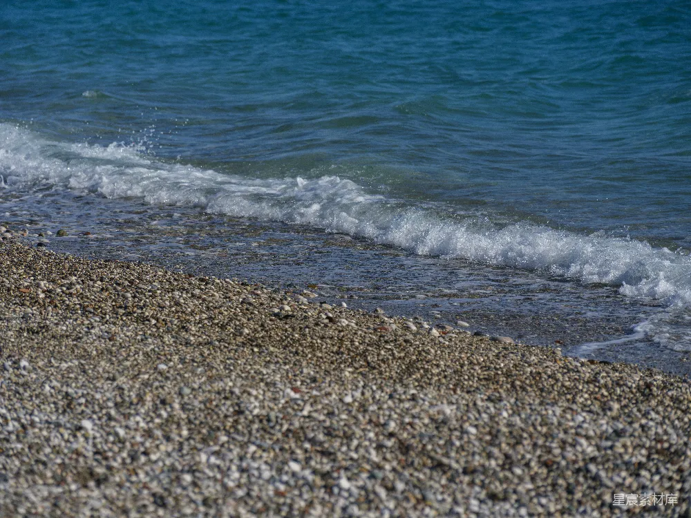 高清摄影  海浪轻轻地拍打着鹅卵石海滩。