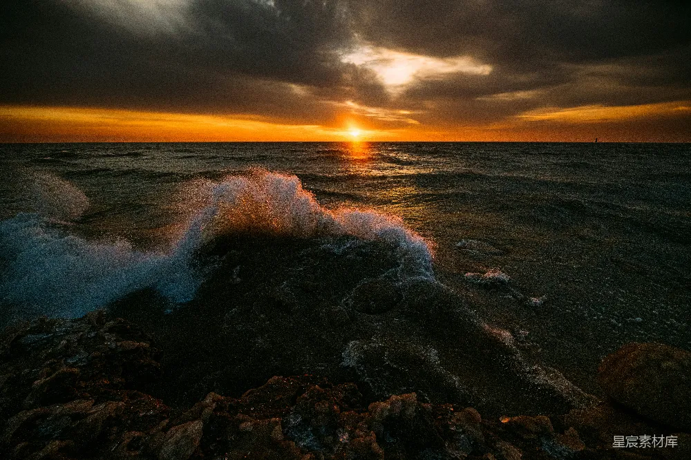 高清摄影  夕阳正挂在海洋上，波涛翻滚。