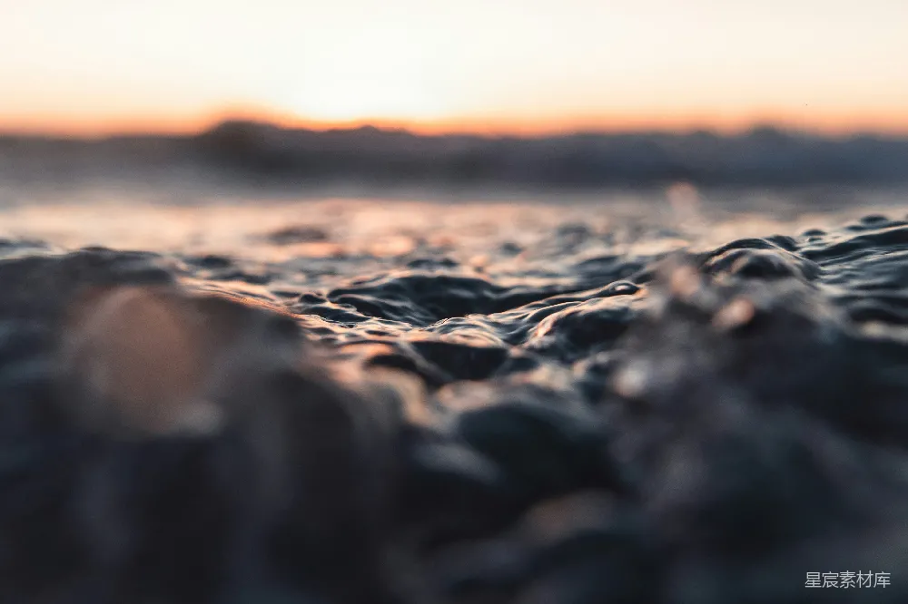 高清摄影  一幅模糊的海景照片，夕阳西下。