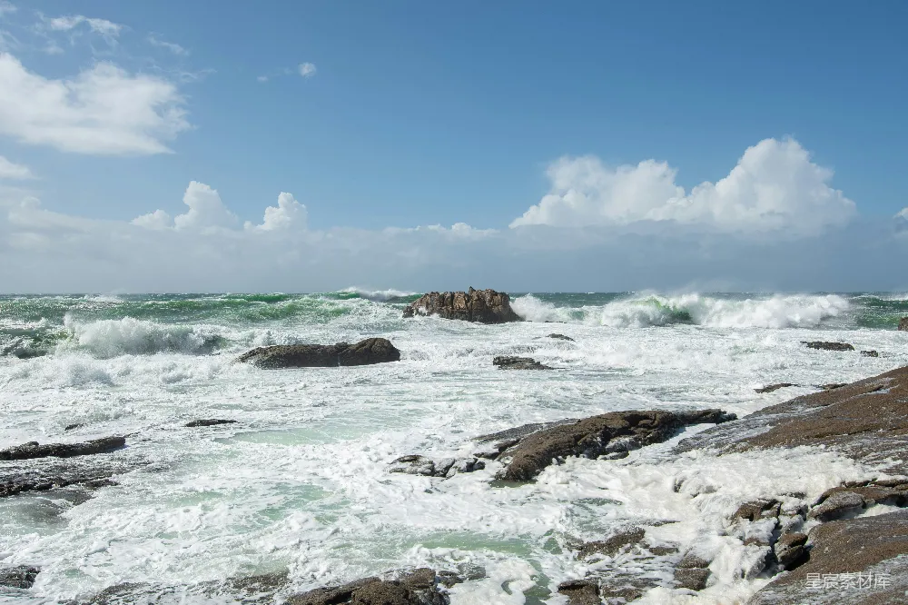 高清摄影  汹涌的海浪拍打着岩石海岸。