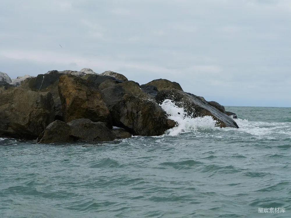 高清摄影  海浪拍打着海岸上巨大的岩石。
