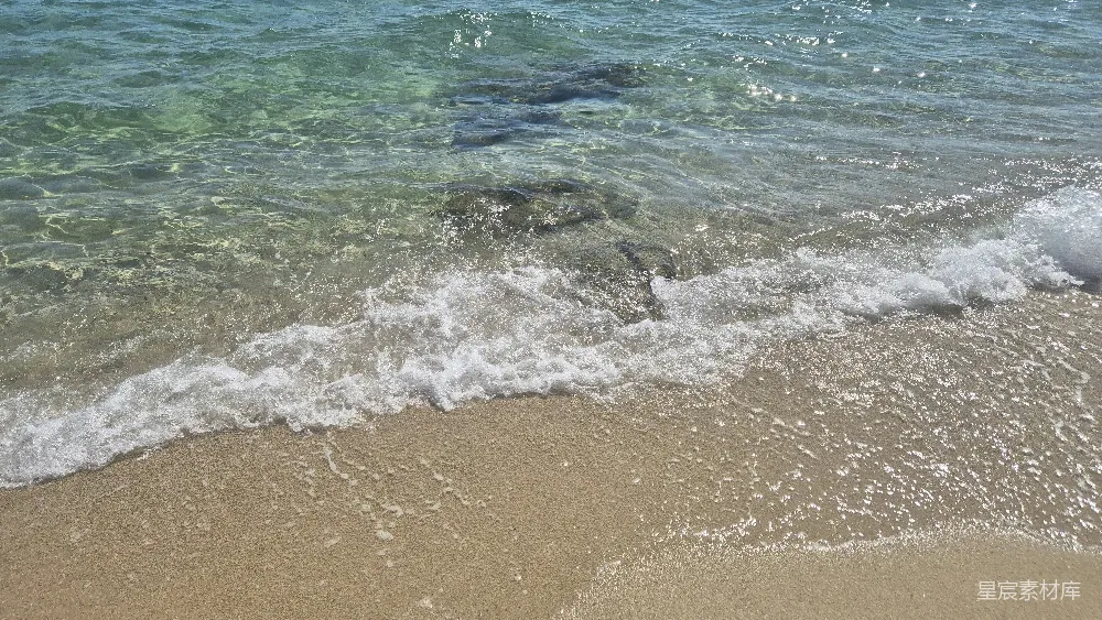 高清摄影  温柔的海浪轻拍着沙滩岸边。