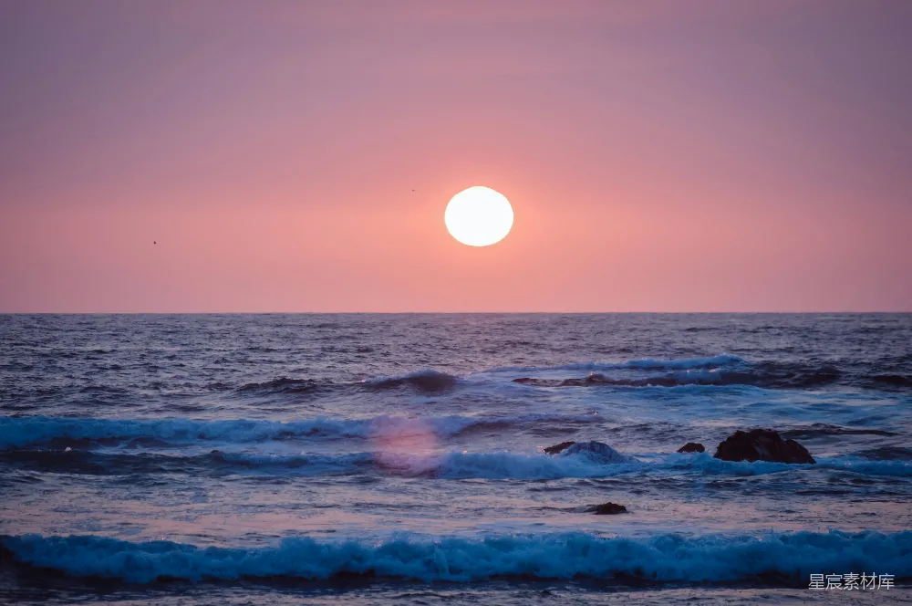 高清摄影 自然 壁纸 实验性 夕阳西下，海浪拍打着岸边。