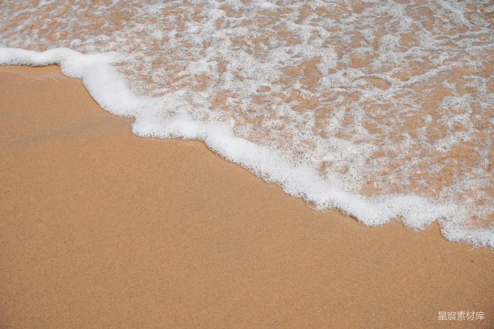 高清摄影 自然 海浪在白天拍打着海岸。